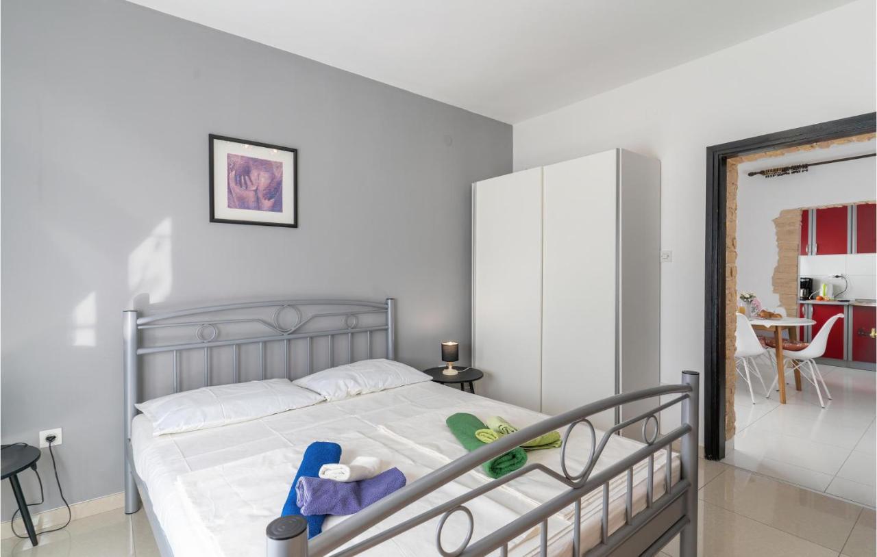 Cozy Apartment In Krk With Kitchen クルク エクステリア 写真